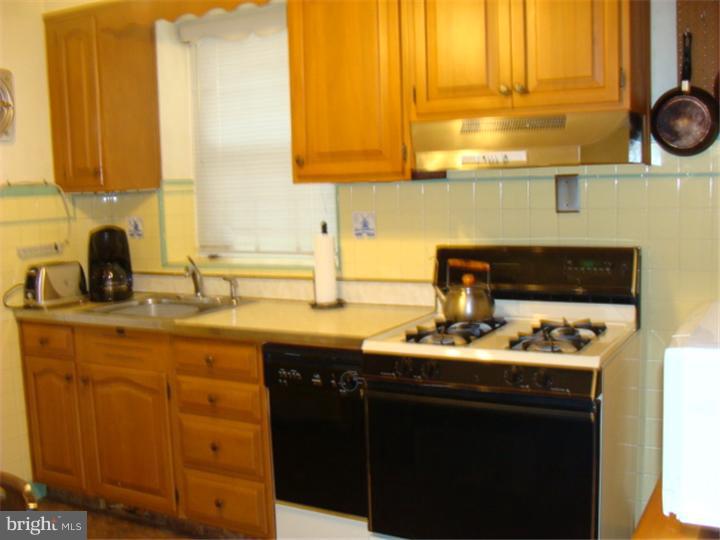 921 Vernon Road Philadelphia, PA 19150 - Photo 9 of 25 Kitchen
