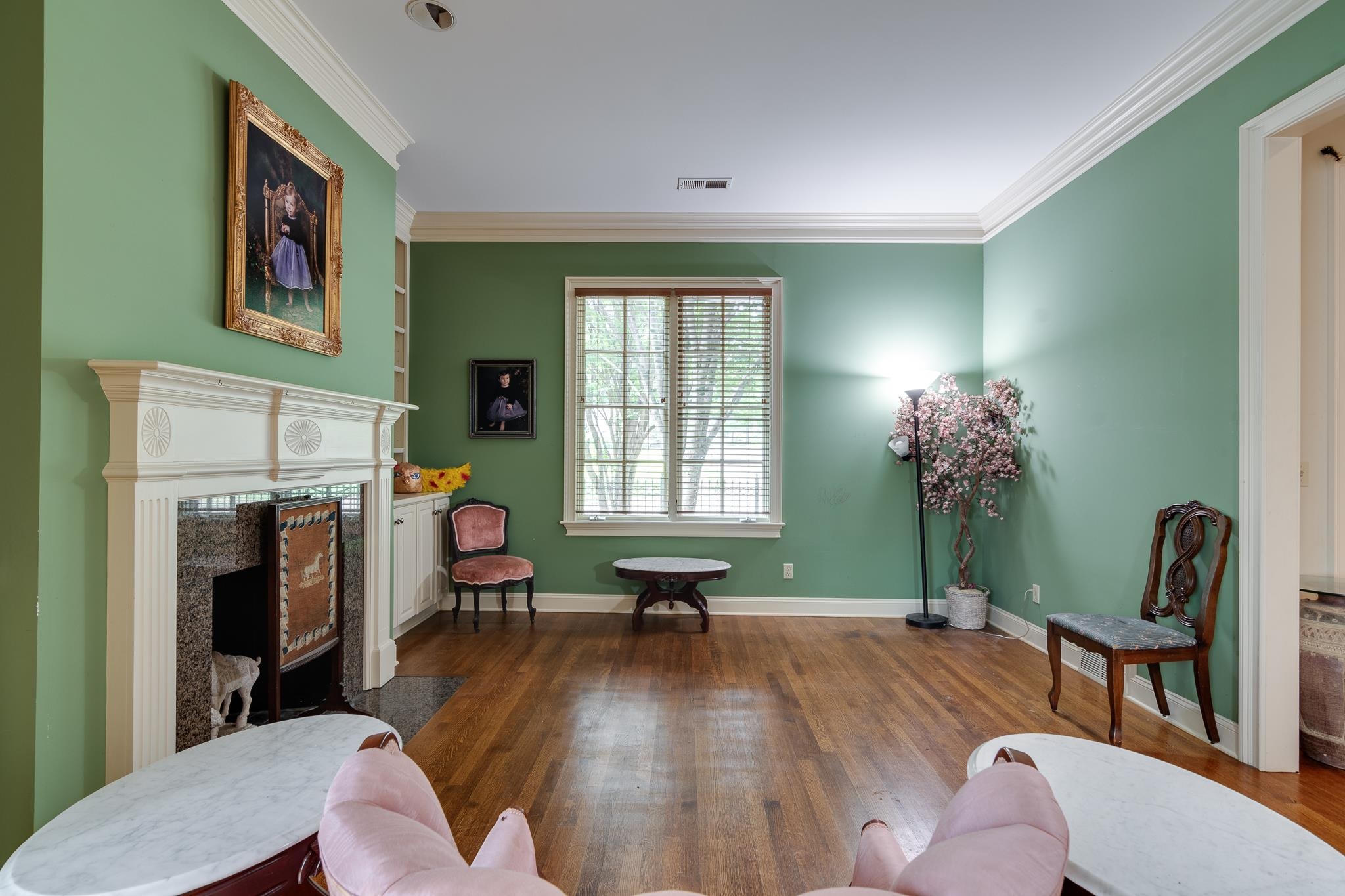 226 North White Station Road Memphis, TN 38117 - Photo 2 of 31 a living room with furniture and a fireplace