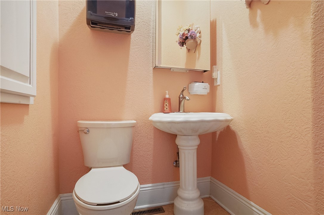 8555 Cable Line Road Ravenna, OH 44266 - Photo 25 of 50 half bath located on main floor.