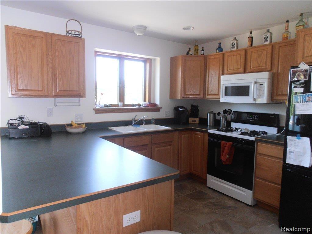 3637 Pingree Road Howell, MI 48843 - Photo 10 of 19 032.JPG