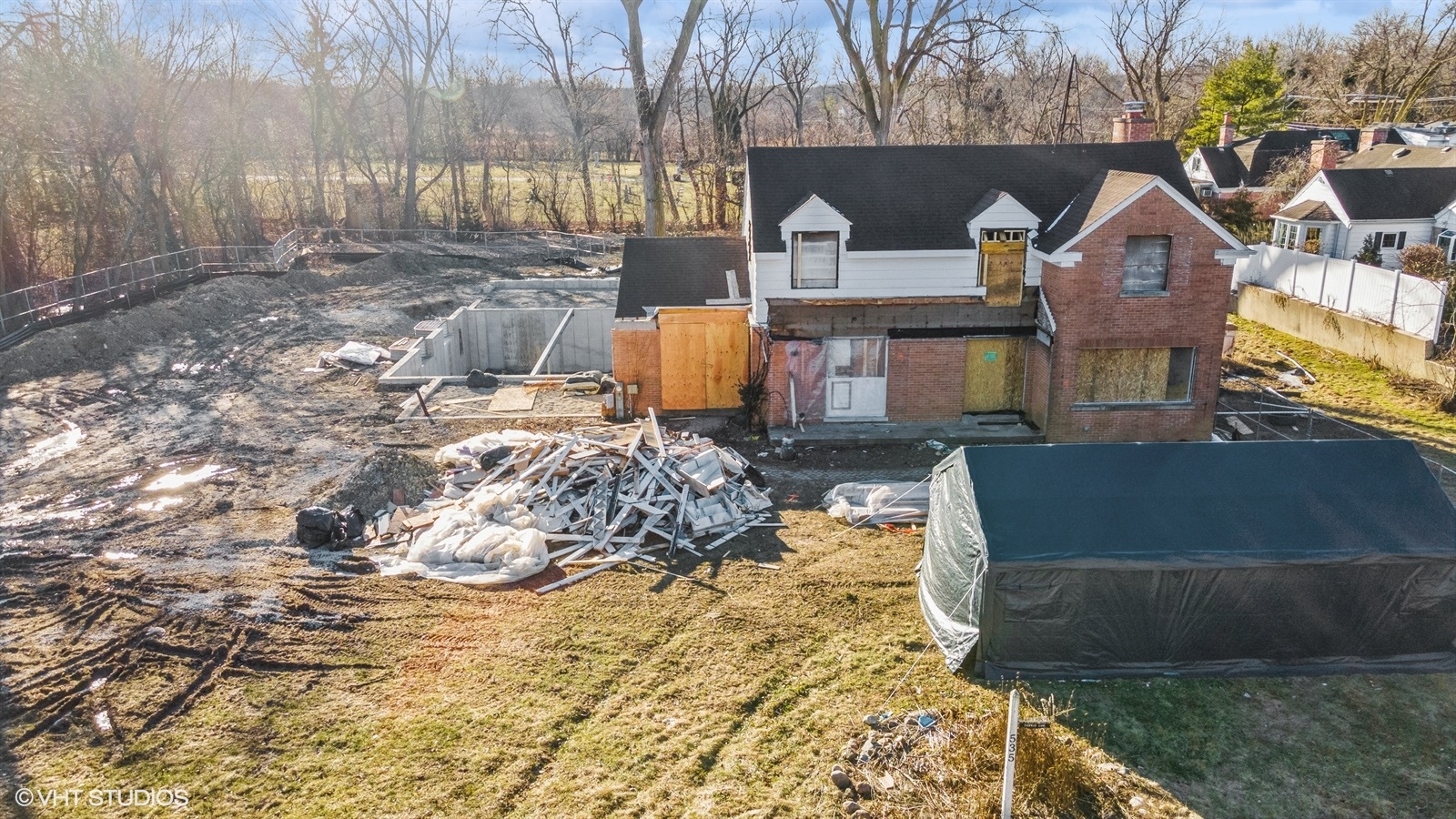 535 Fairway Lane Northbrook, IL 60062 - Photo 2 of 17 a front view of a house with a yard