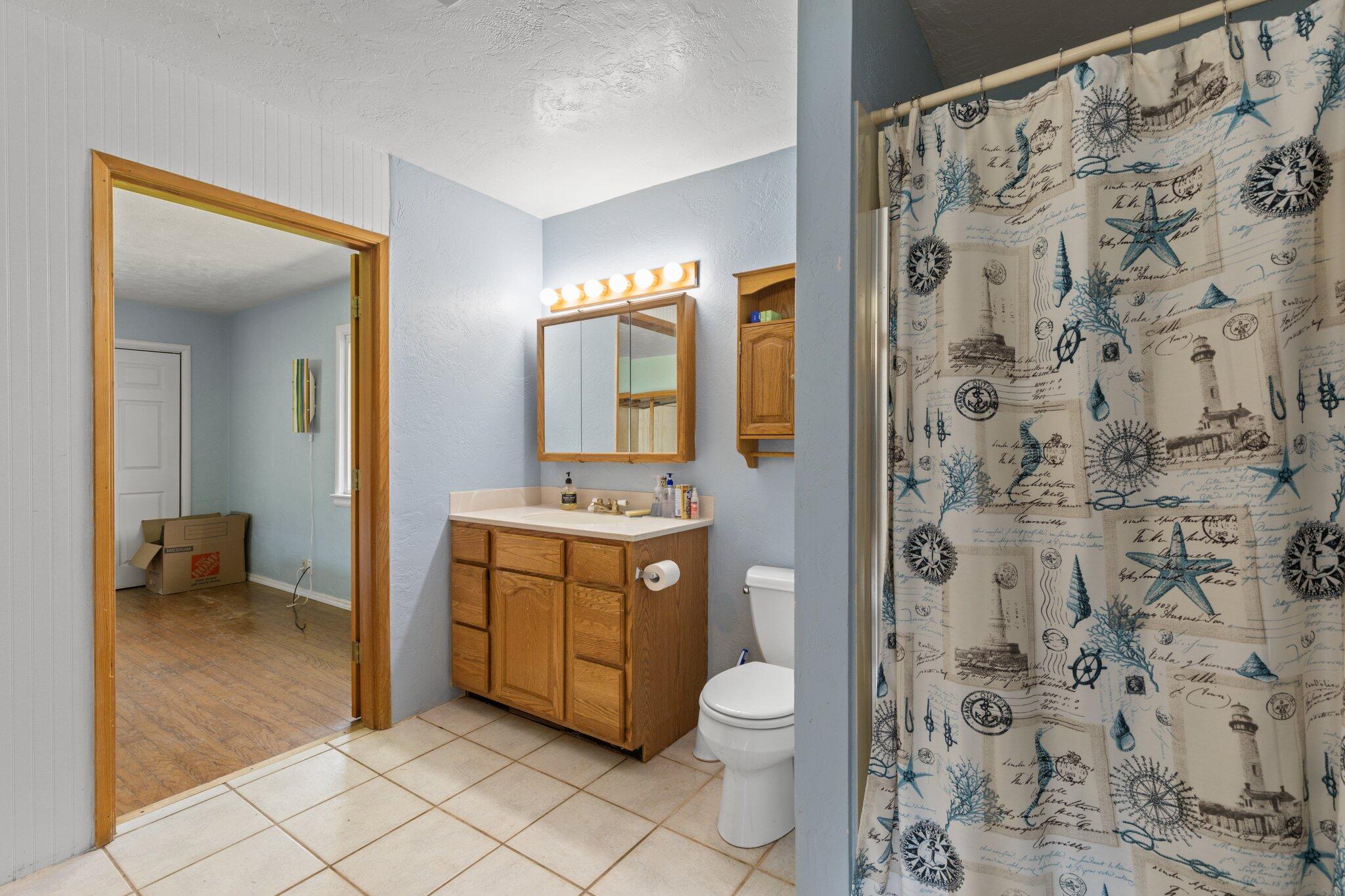 3403 North Valley View Road Ashland, OR 97520 - Photo 41 of 51 Primary Bathroom