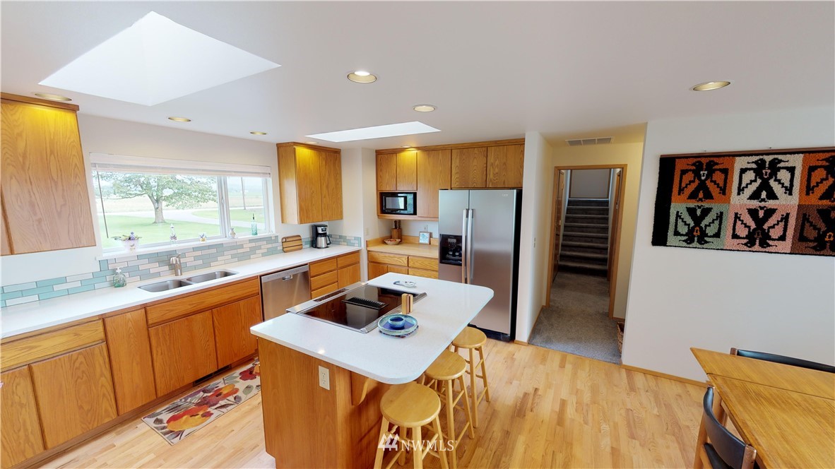 16936 Bradshaw Road Mount Vernon, WA 98273 - Photo 8 of 25 a kitchen that has a sink a stove and a refrigerator