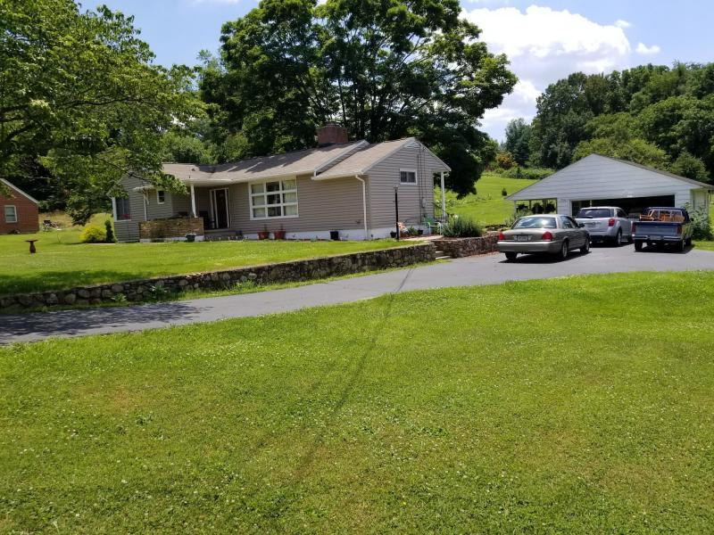 7006 Plantation Road Roanoke, VA 24019 - Photo 2 of 28 20190627185036631617000000-o