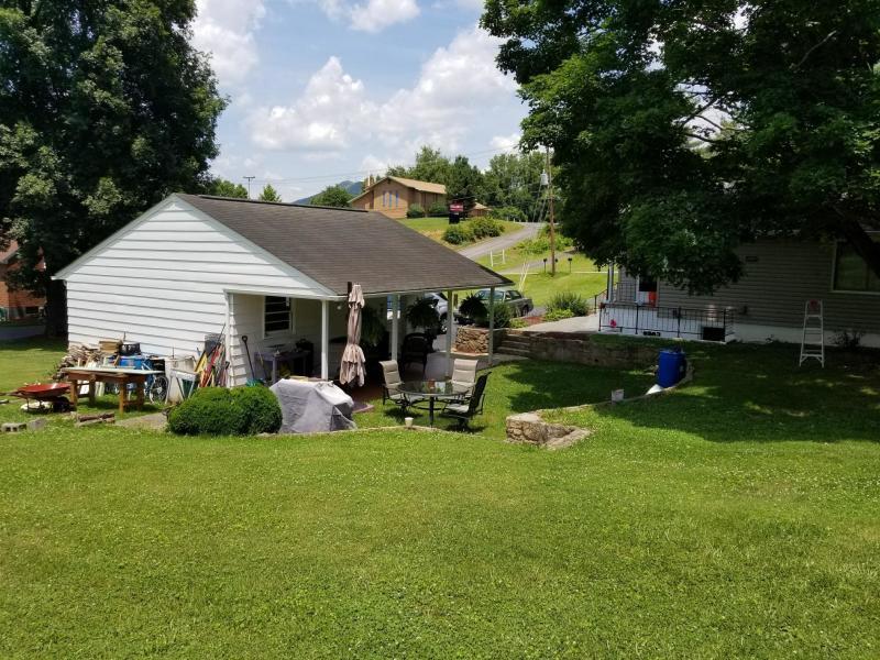 7006 Plantation Road Roanoke, VA 24019 - Photo 3 of 28 20190627185039839920000000-o