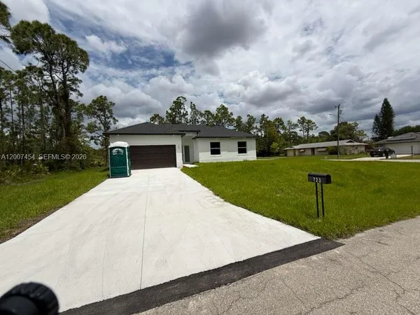 $2,400 | 723 Epps Brown Street East, Unit 723, Lehigh Acres, FL 33974