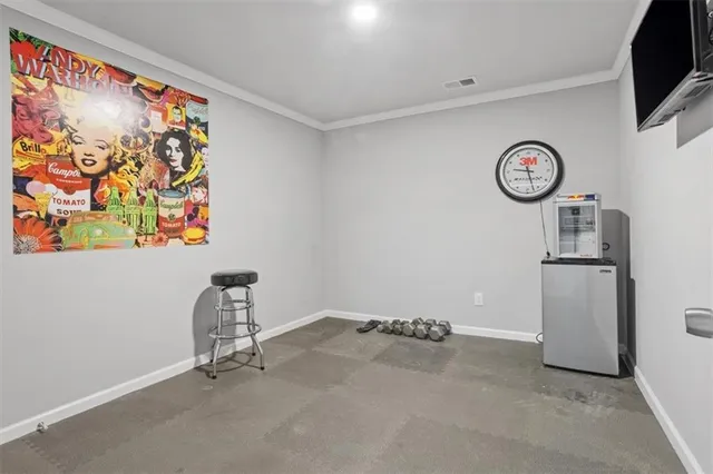 a view of a house with backyard