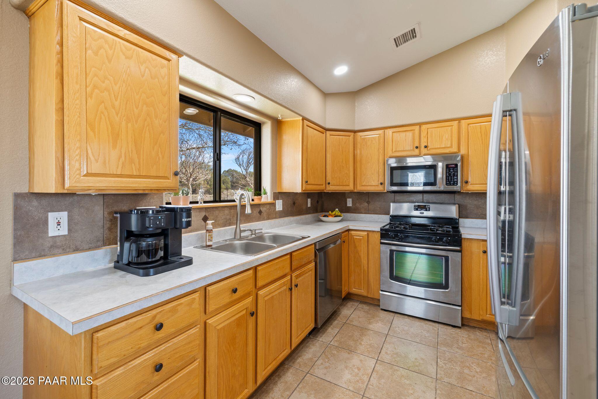 650 East Rimrock Road Paulden, AZ 86334 - Photo 27 of 108 100-Kitchen