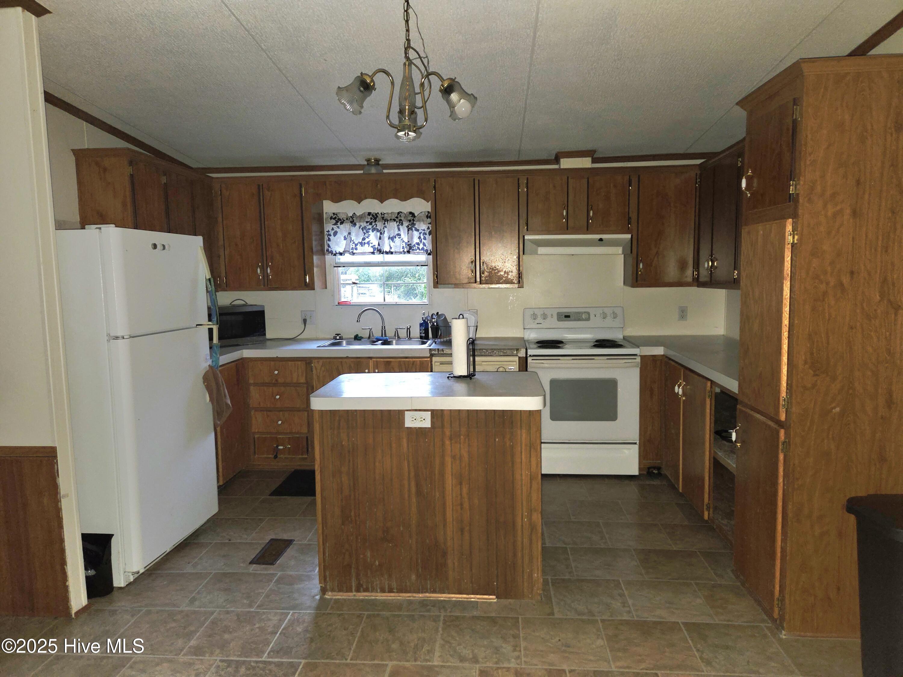 439 Audrey Lane New Bern, NC 28560 - Photo 7 of 24 20251028_172513