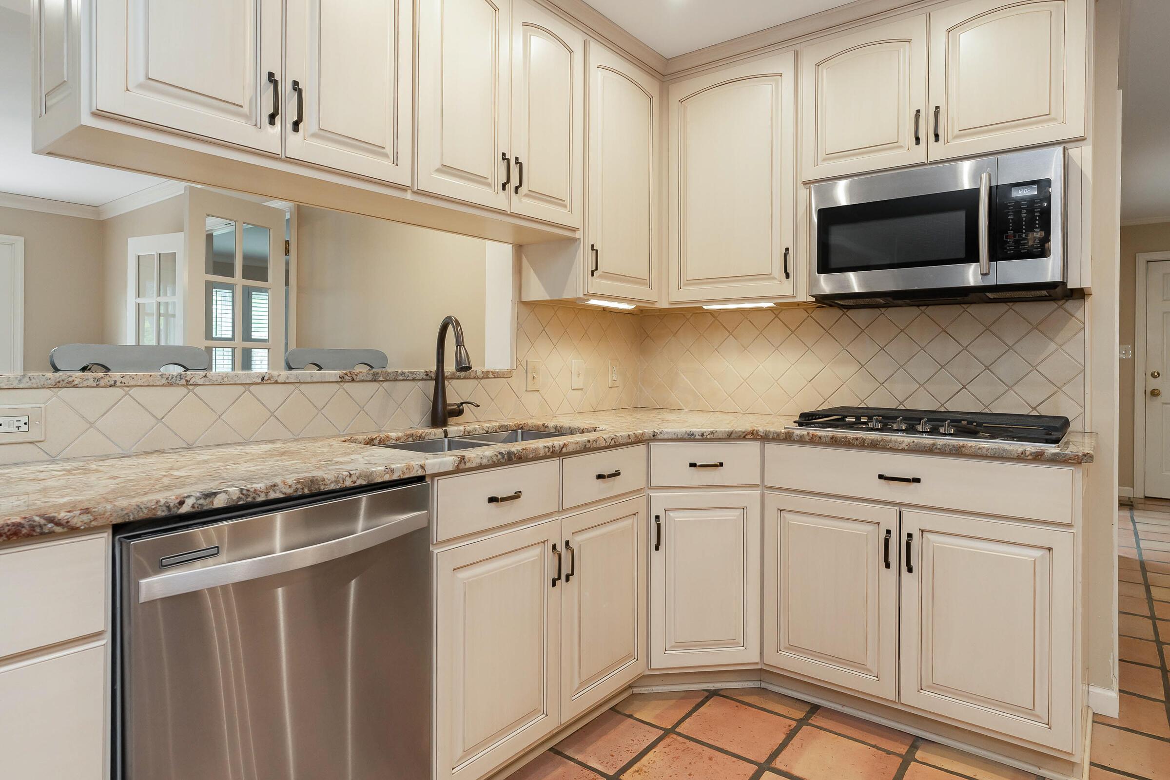 2211 Hadleigh Road Columbus, OH 43220 - Photo 10 of 51 Kitchen