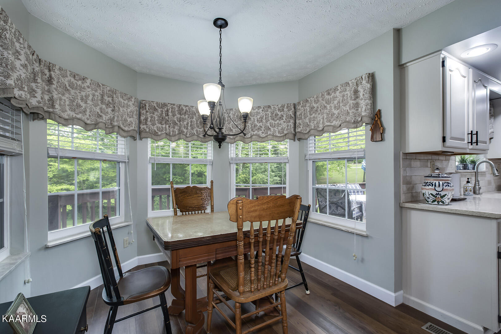 101 Deer Run Vonore, TN 37885 - Photo 23 of 40 23_101 Deer Run_Breakfast01