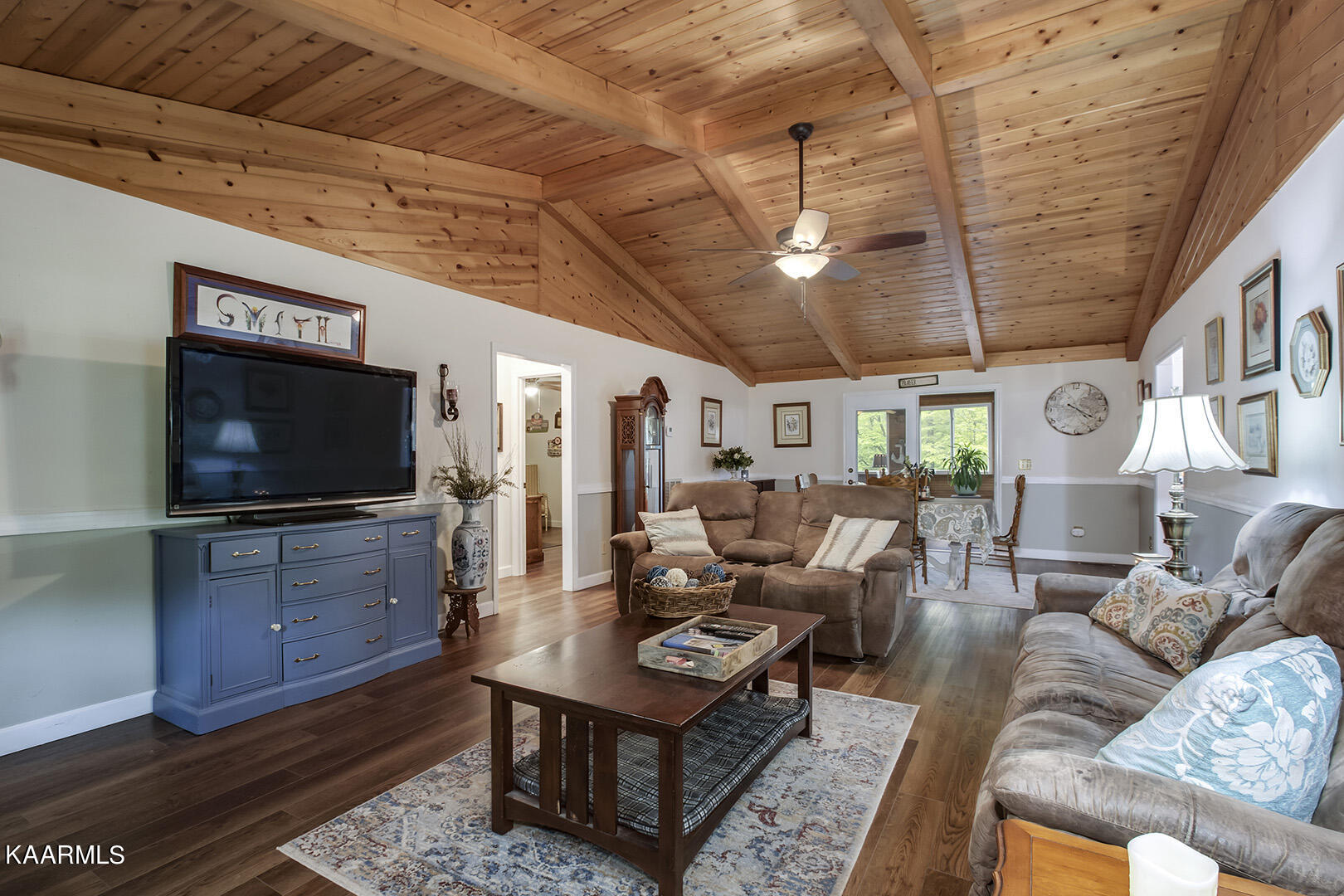 101 Deer Run Vonore, TN 37885 - Photo 5 of 40 05_101 Deer Run_Living01