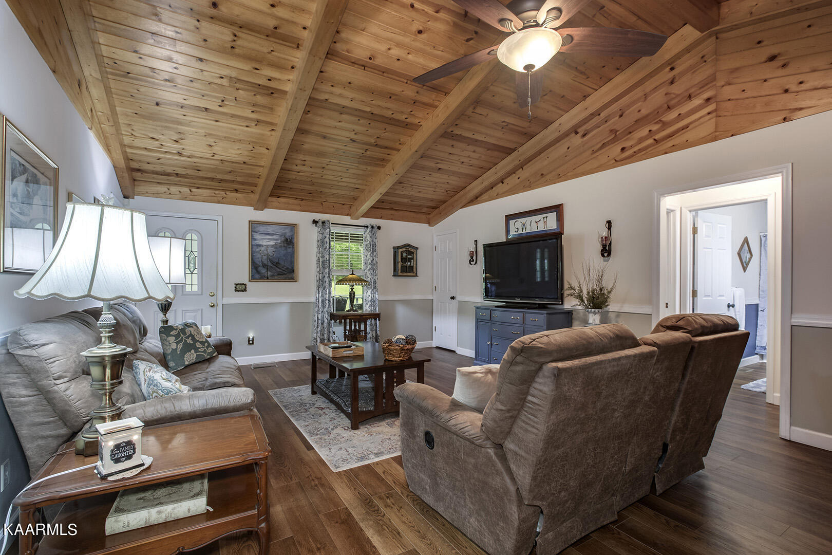 101 Deer Run Vonore, TN 37885 - Photo 8 of 40 08_101 Deer Run_Living04