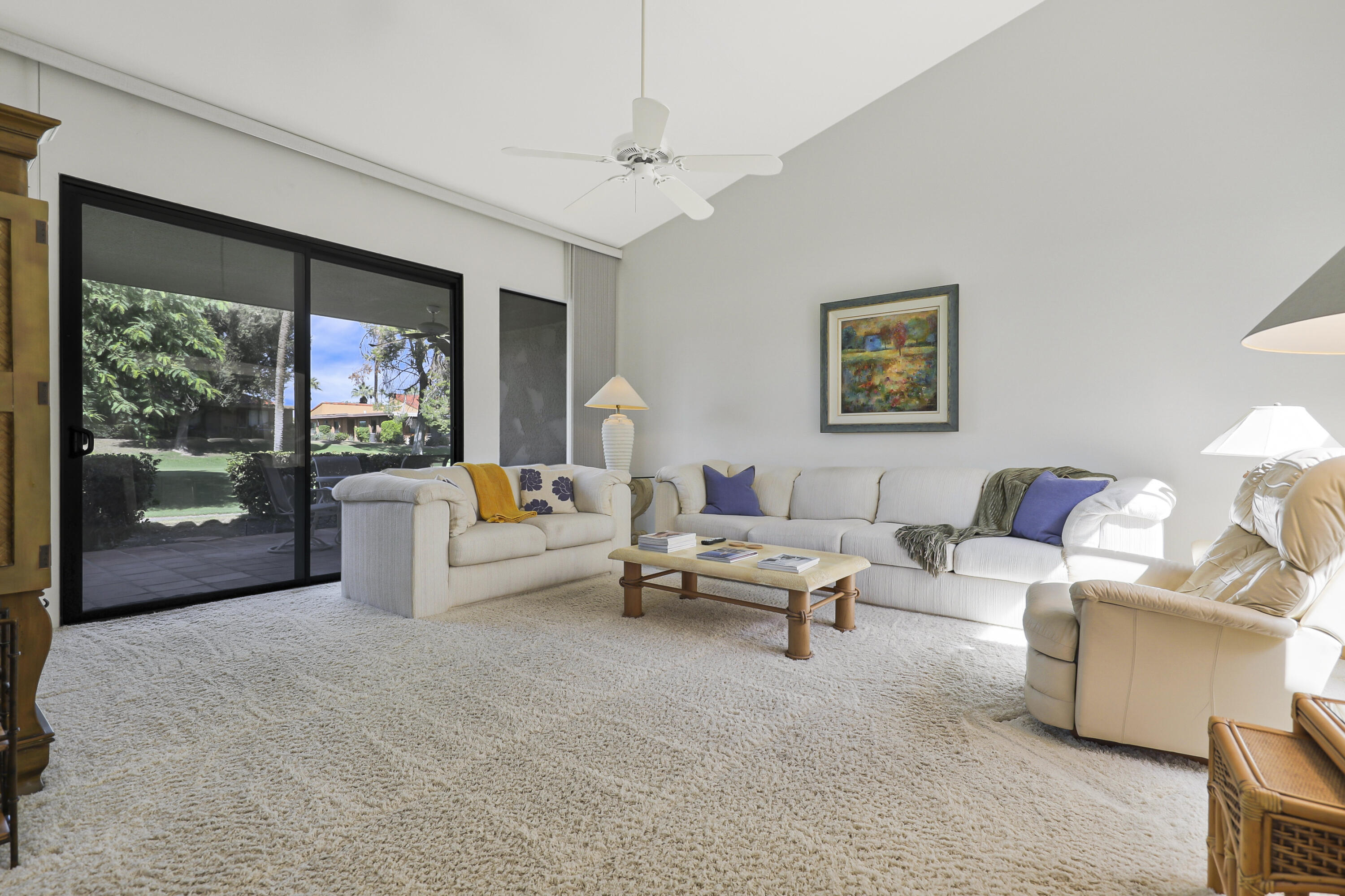 17 La Cerra Circle Rancho Mirage, CA 92270 - Photo 5 of 47 Living Room