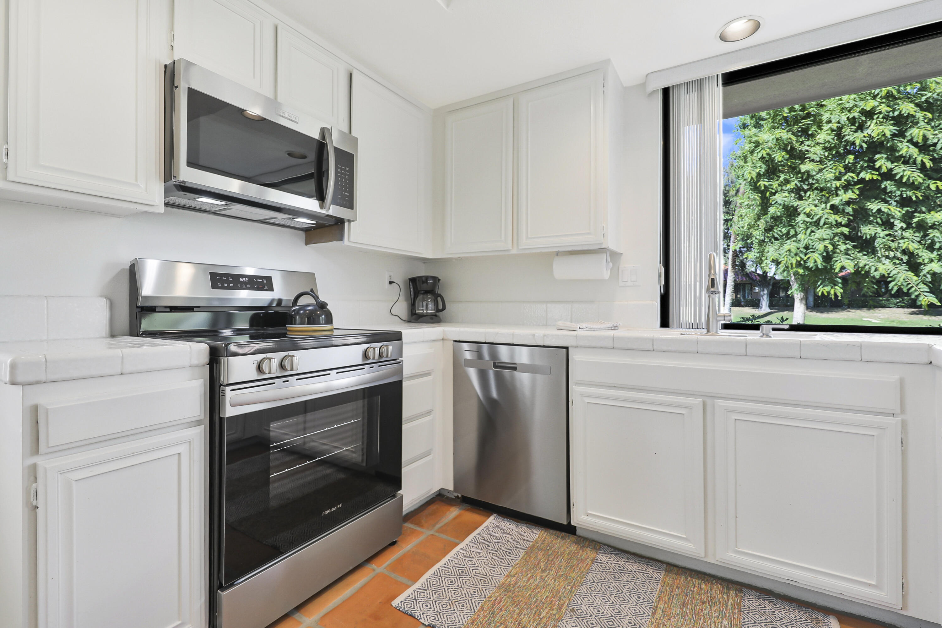 17 La Cerra Circle Rancho Mirage, CA 92270 - Photo 10 of 47 Kitchen