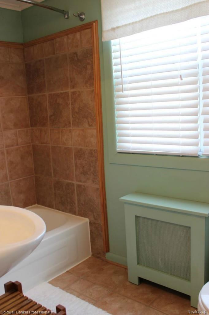 2180 Princeton Road Berkley, MI 48072 - Photo 14 of 20 bathroom.jpg