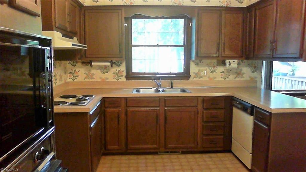 1004 Shamrock Road High Point, NC 27265 - Photo 3 of 16 Gallery Image 3