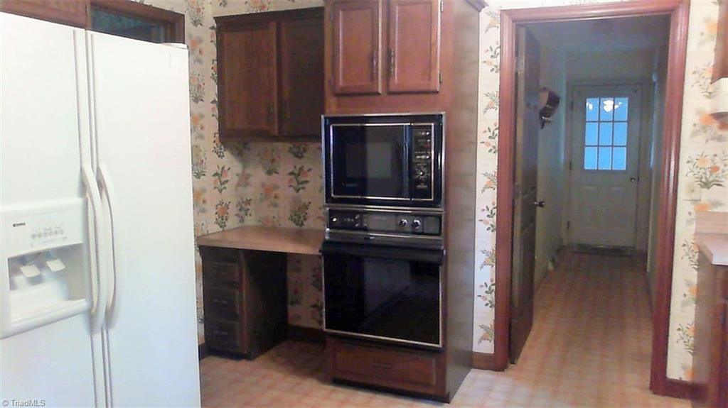1004 Shamrock Road High Point, NC 27265 - Photo 4 of 16 Gallery Image 4