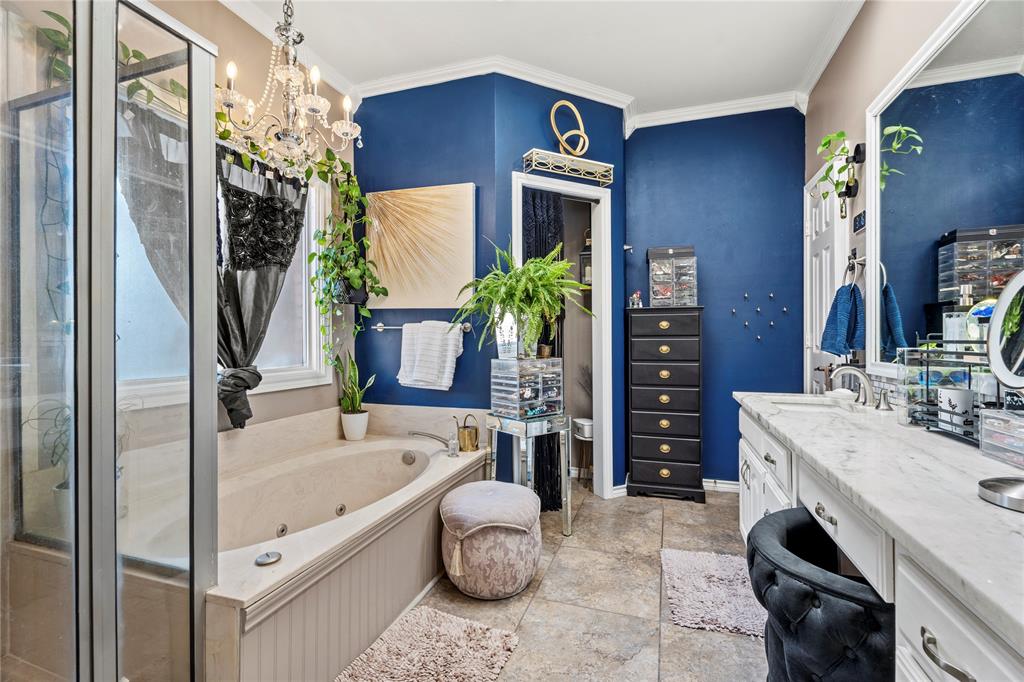 3910 Kingsferry Court Arlington, TX 76016 - Photo 16 of 32 a bathroom with a tub sink and mirror
