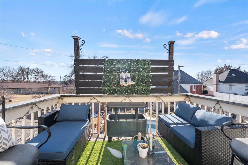 3910 Kingsferry Court Arlington, TX 76016 - Photo 24 of 32 a view of a balcony with furniture