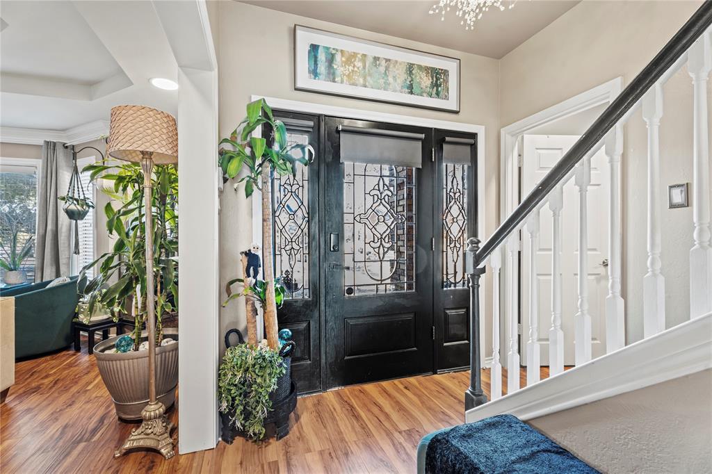 3910 Kingsferry Court Arlington, TX 76016 - Photo 3 of 32 a living room with furniture and a potted plant