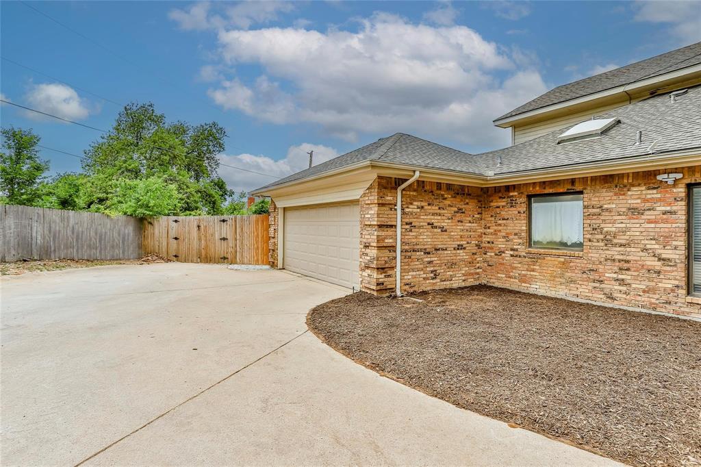 3910 Kingsferry Court Arlington, TX 76016 - Photo 32 of 32 a backyard of a house