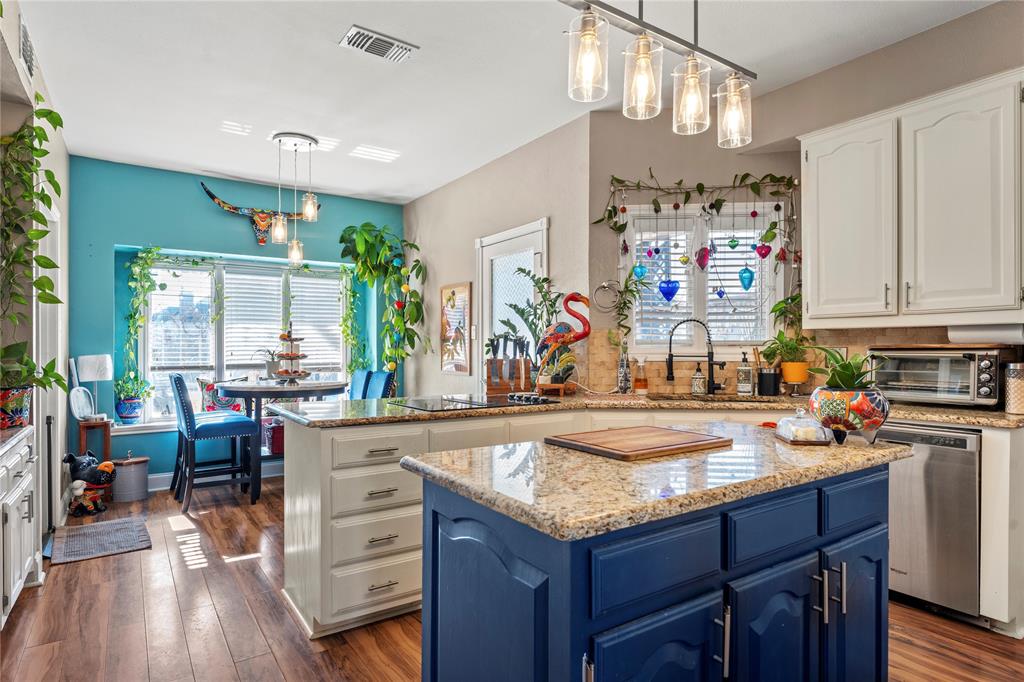 3910 Kingsferry Court Arlington, TX 76016 - Photo 10 of 32 a kitchen with sink and cabinets
