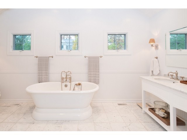 764 Locust Street Winnetka, IL 60093 - Photo 12 of 25 a bathroom with a sink mirror and a bathtub