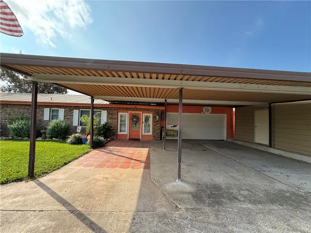 a view of a livingroom with furniture and a ceiling fan