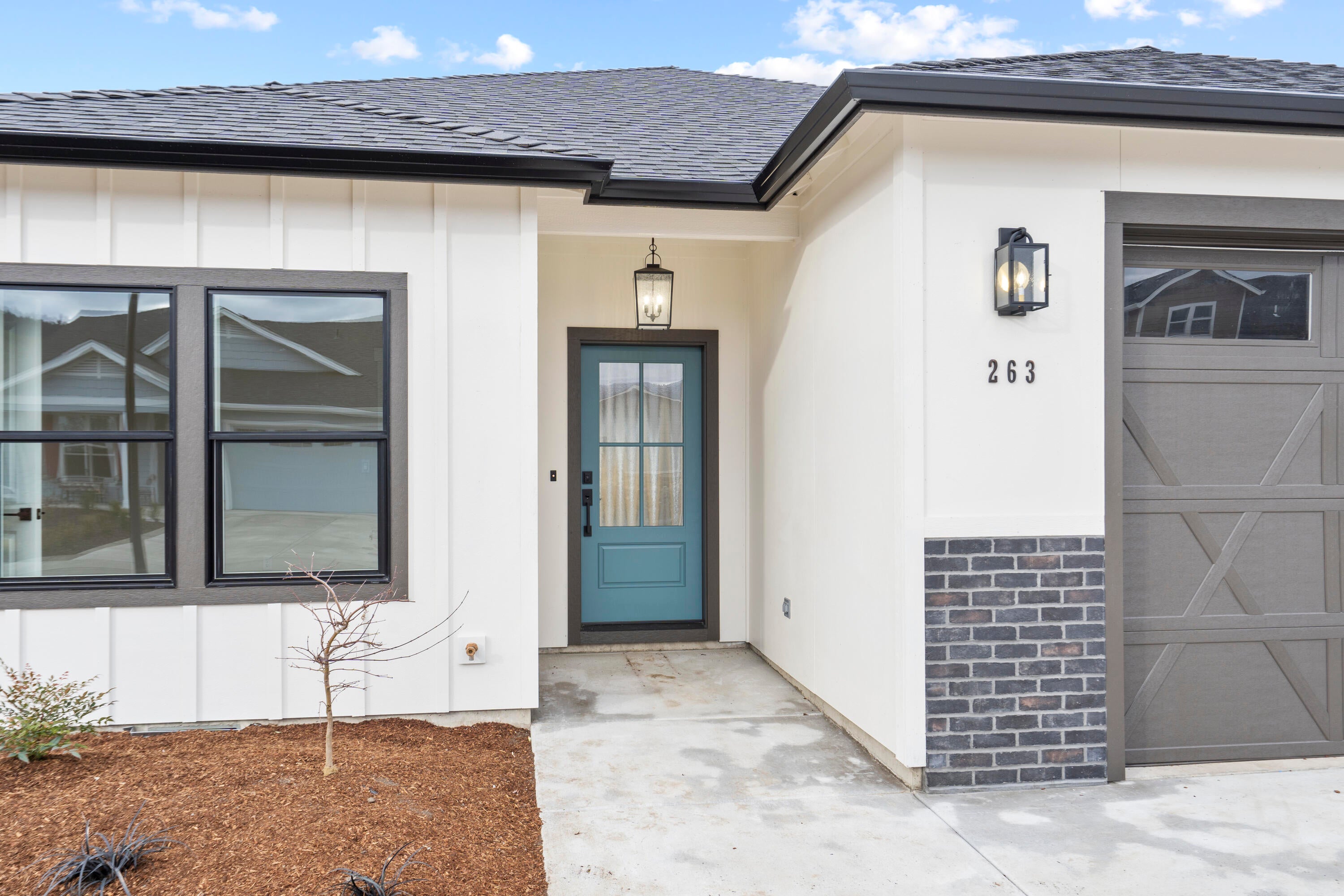 263 Samuel Lane Loop Road Phoenix, OR 97535 - Photo 3 of 31 Front door