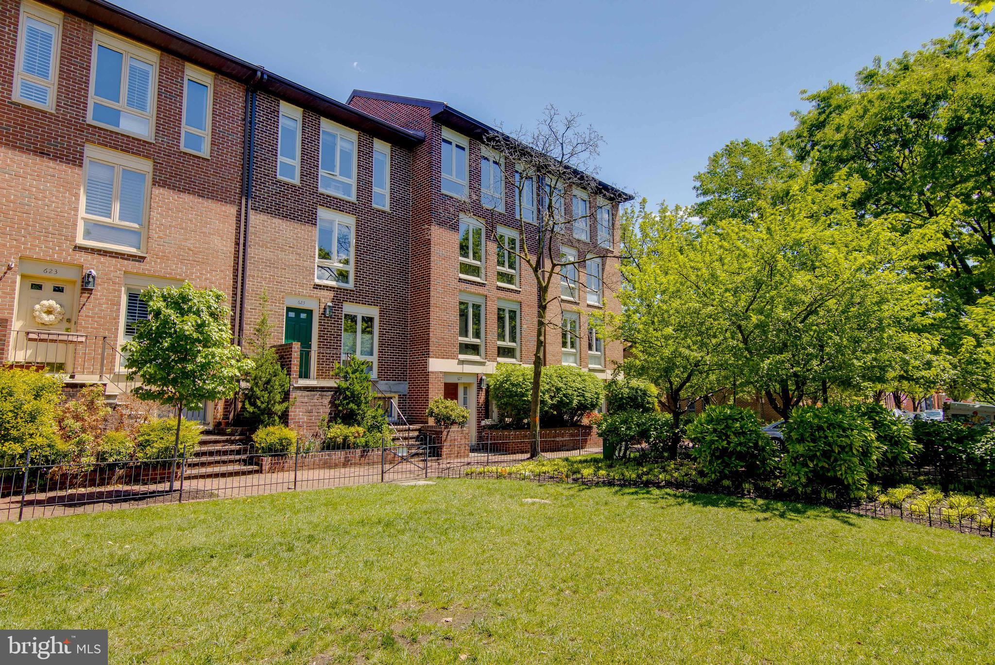 627 South Hanover Street Baltimore, MD 21230 - Photo 2 of 41 a building view with a garden space