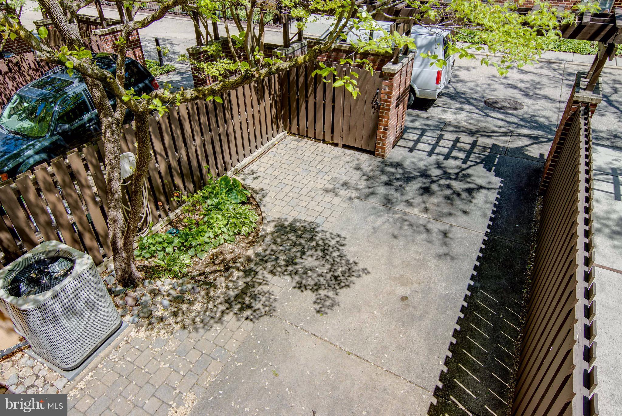627 South Hanover Street Baltimore, MD 21230 - Photo 12 of 41 a view of an outdoor space and a yard