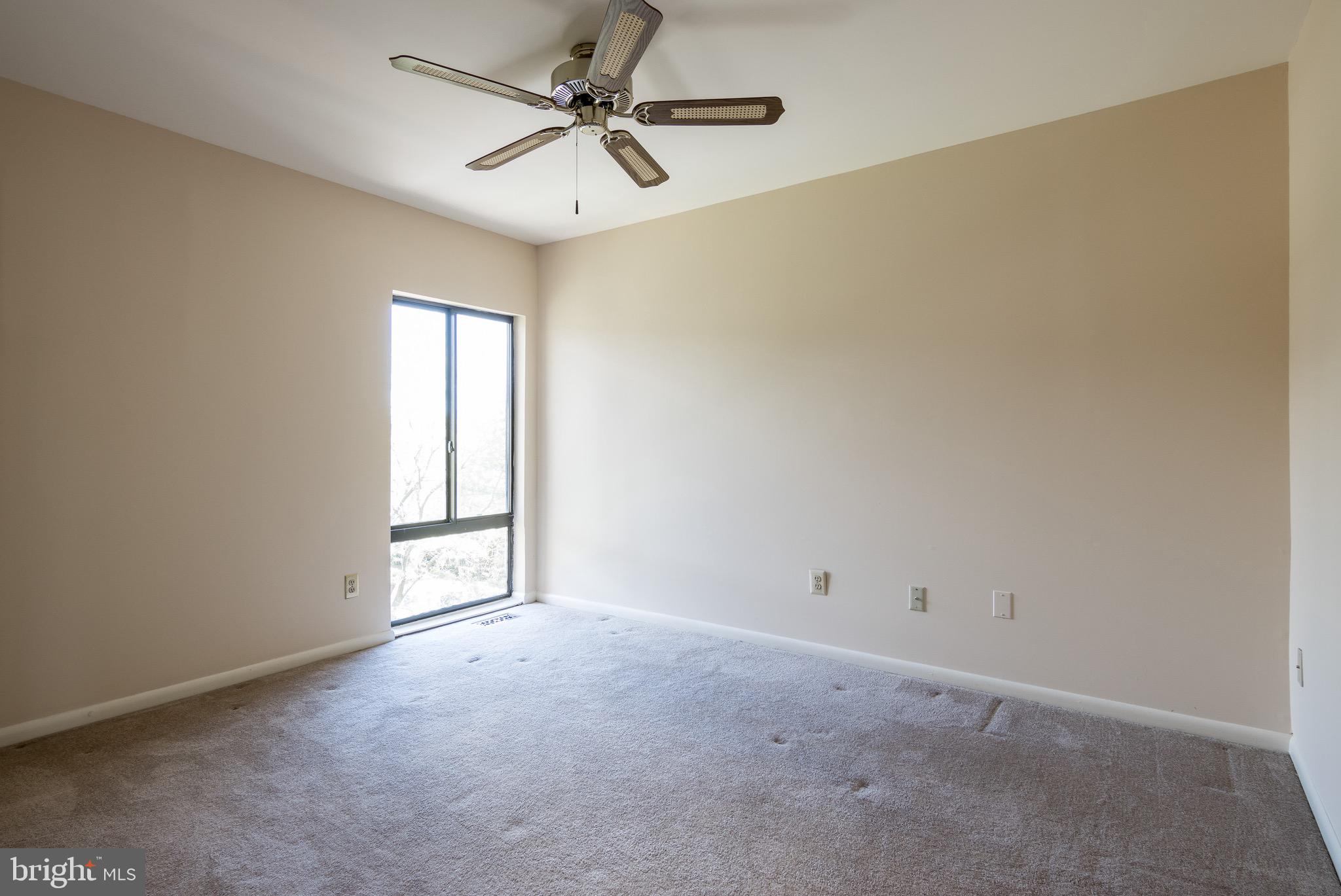 627 South Hanover Street Baltimore, MD 21230 - Photo 26 of 41 an empty room with a window and a fan