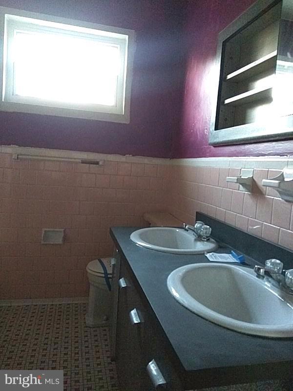 7101 Boxford Road Baltimore, MD 21215 - Photo 20 of 24 Bath (Master)