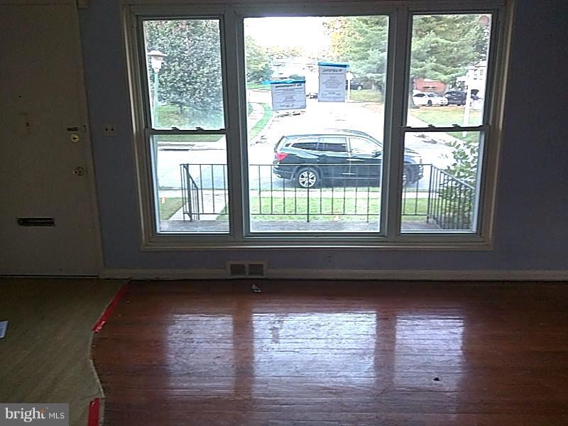 7101 Boxford Road Baltimore, MD 21215 - Photo 6 of 24 Living Room