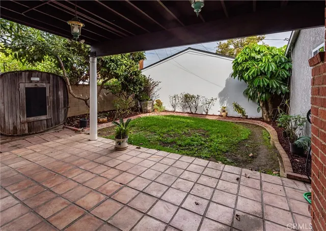 a view of a backyard