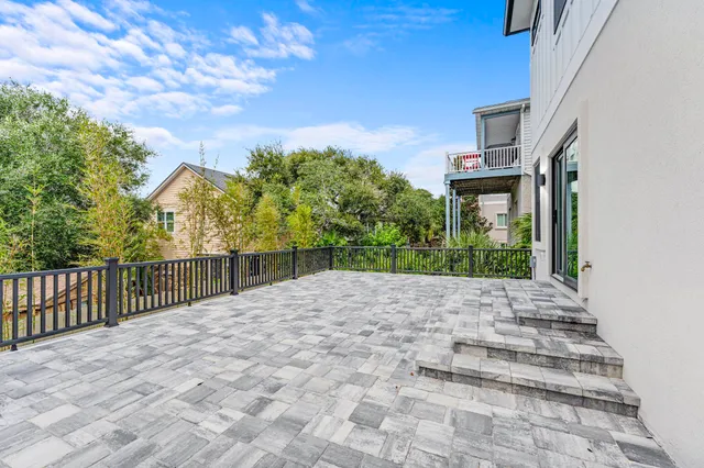 a view of a house with backyard and garden