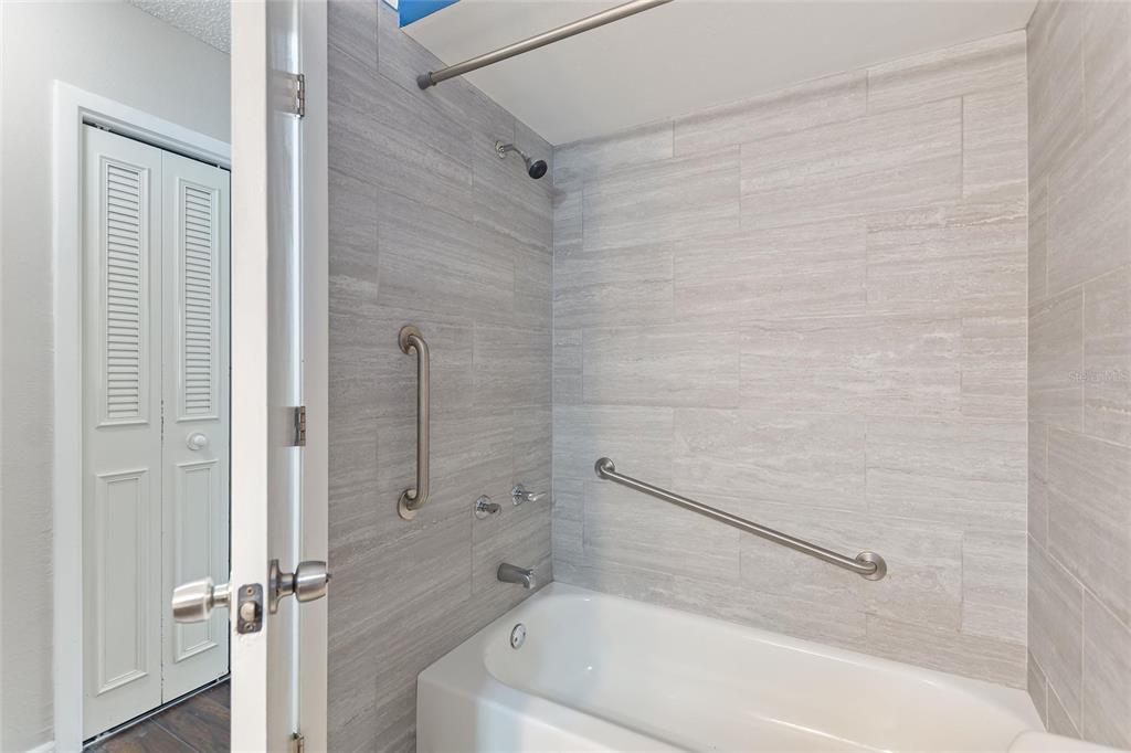 130 Audubon Road Winter Haven, FL 33884 - Photo 22 of 46 a bathroom with a tub