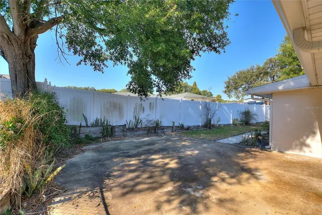 a view of a house with backyard