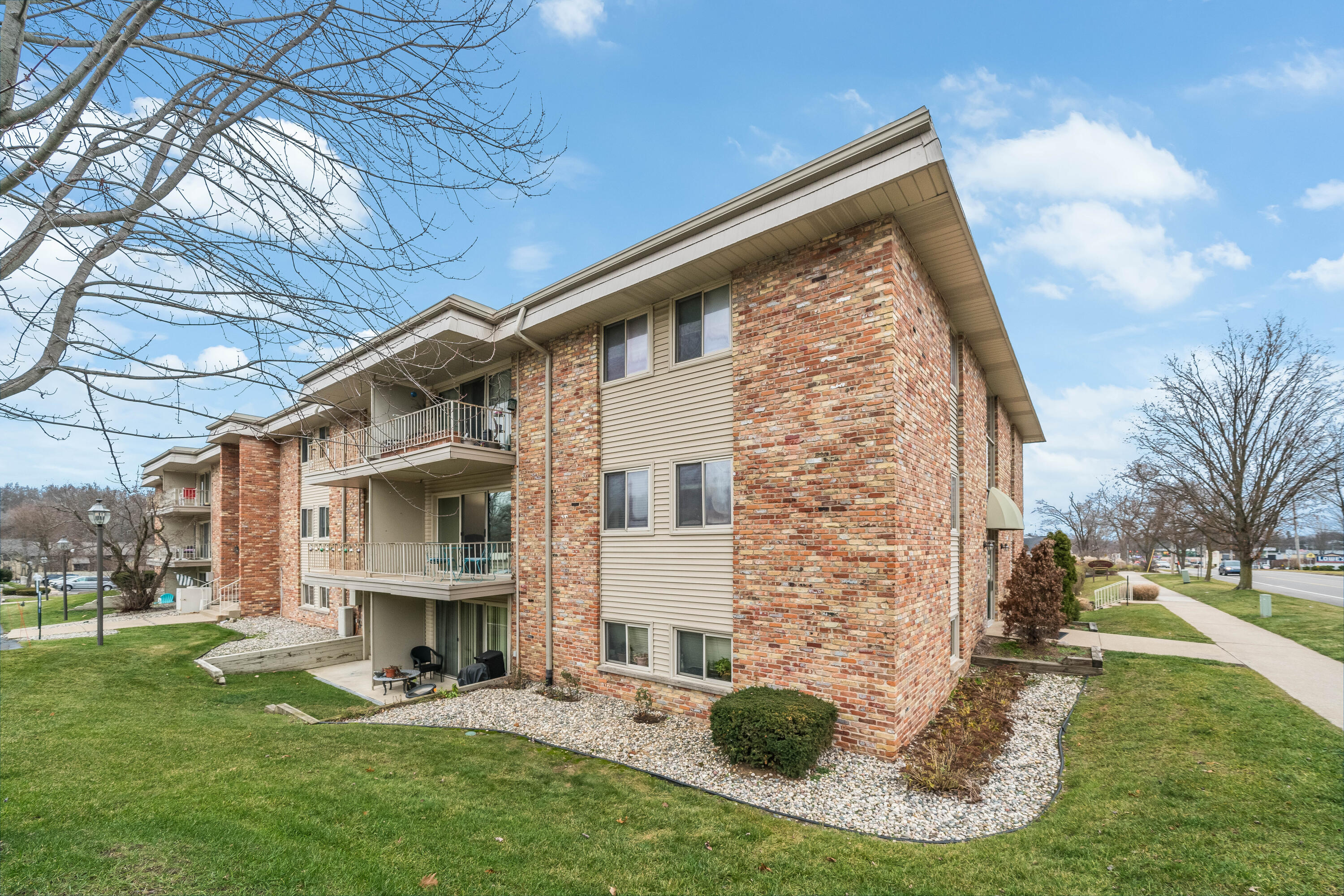 748 West Kilgore Road Kalamazoo, MI 49008 - Photo 1 of 14 748_Kilgore_Unit208_02