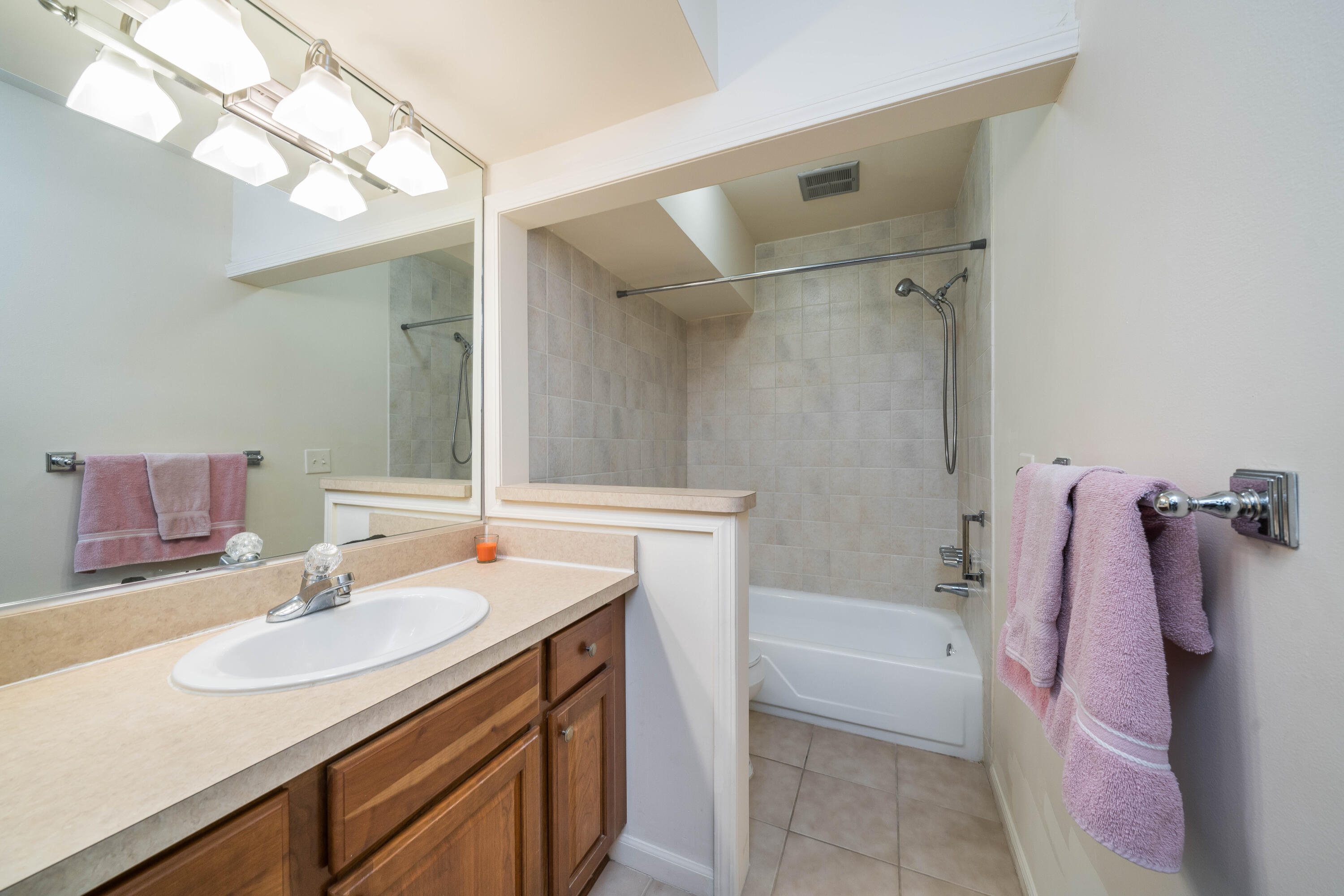 748 West Kilgore Road Kalamazoo, MI 49008 - Photo 11 of 14 748_Kilgore_Unit208_13 (1)