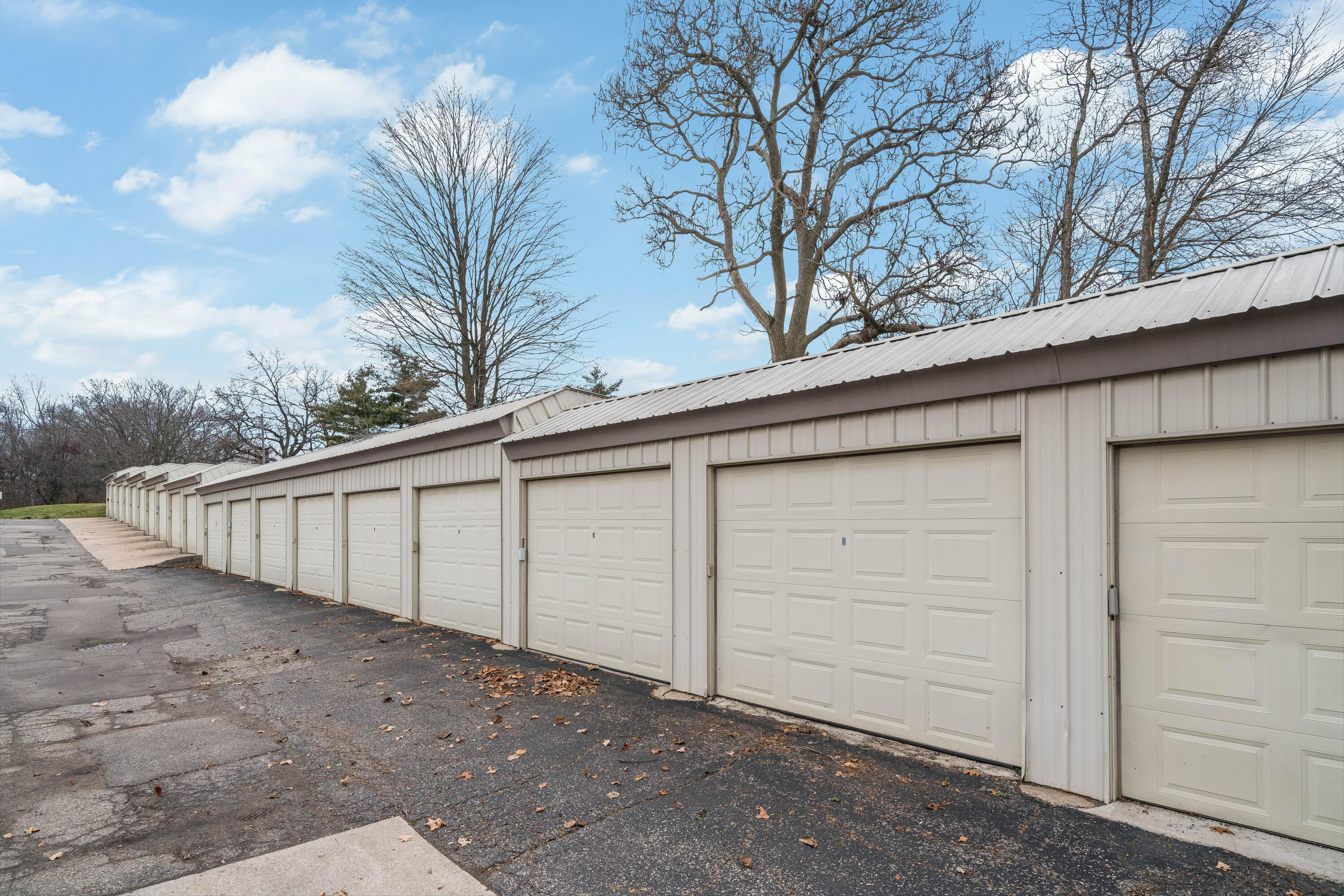 748 West Kilgore Road Kalamazoo, MI 49008 - Photo 4 of 14 748_Kilgore_Unit208_16