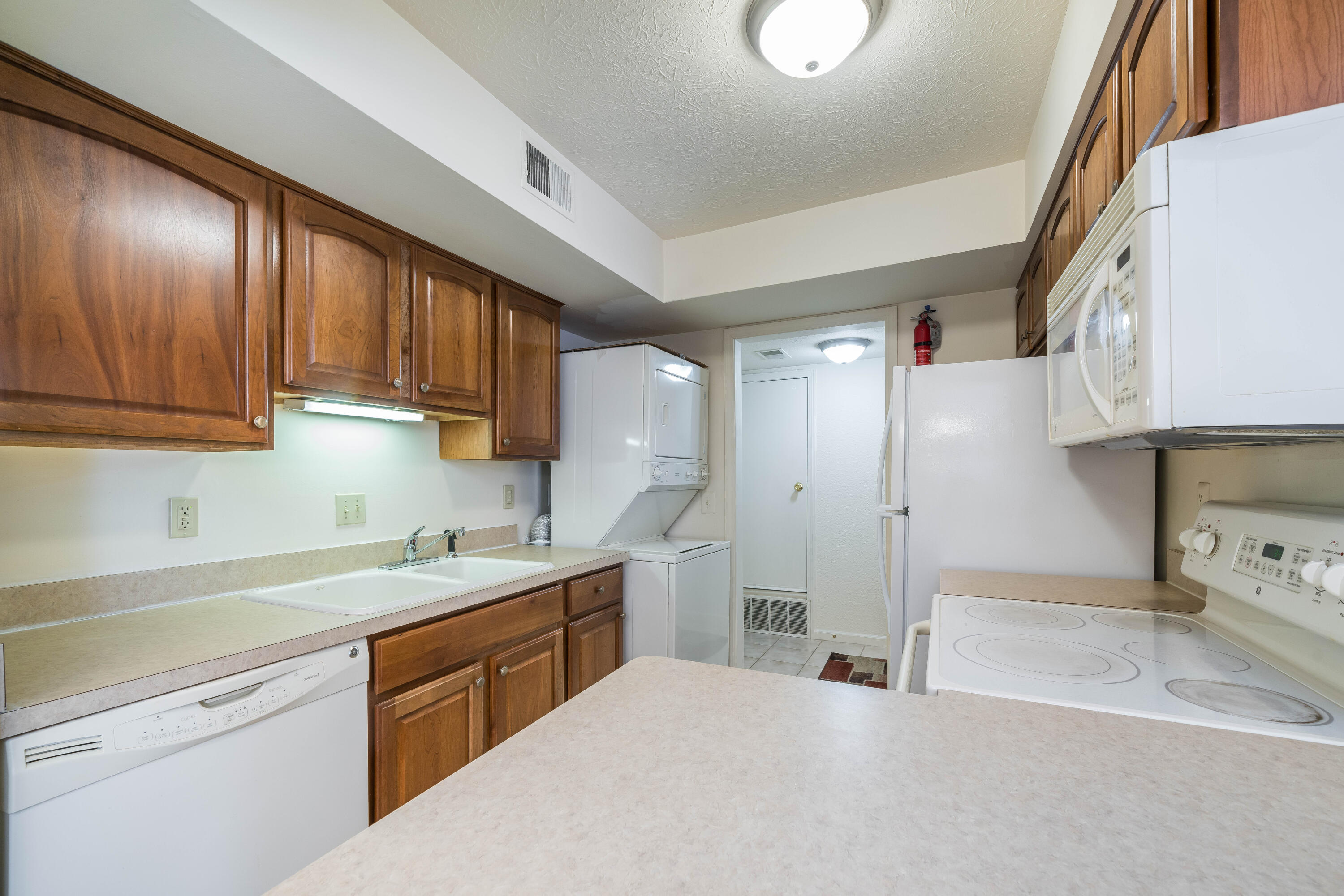 748 West Kilgore Road Kalamazoo, MI 49008 - Photo 7 of 14 748_Kilgore_Unit208_07 (1)