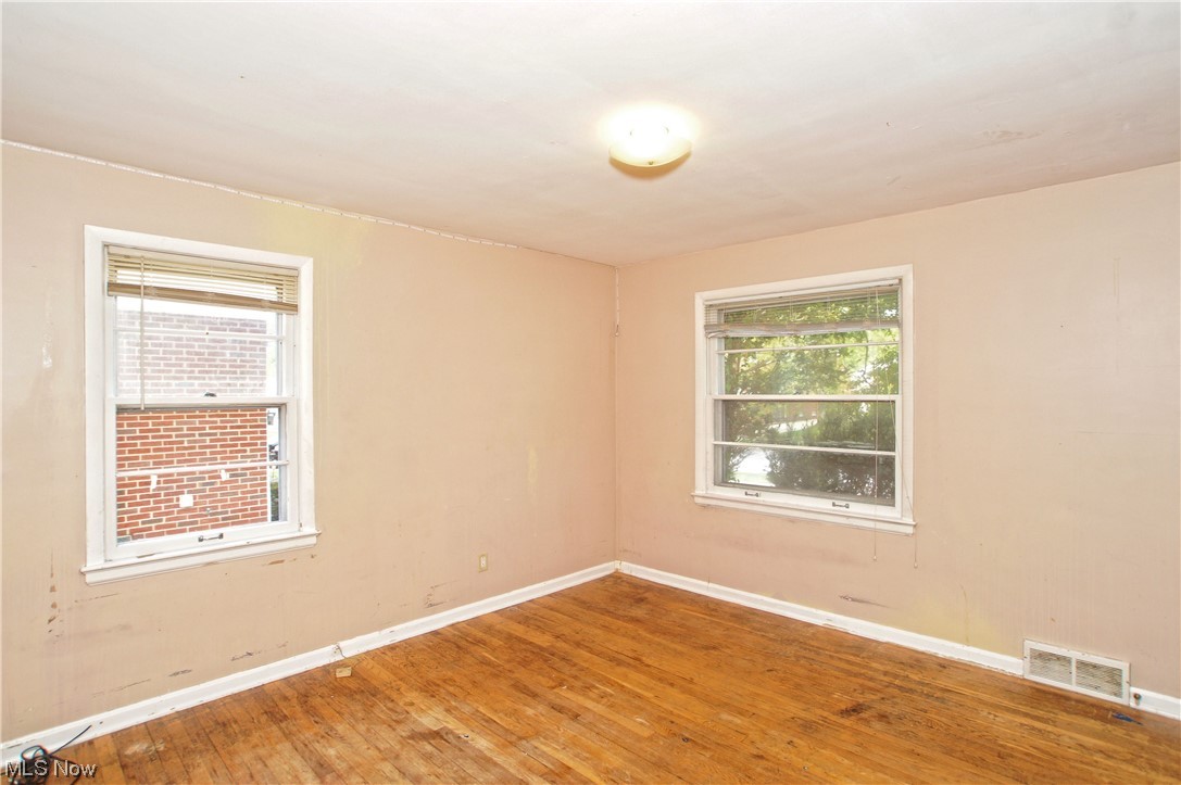 4408 Adrian Road Cleveland, OH 44121 - Photo 20 of 35