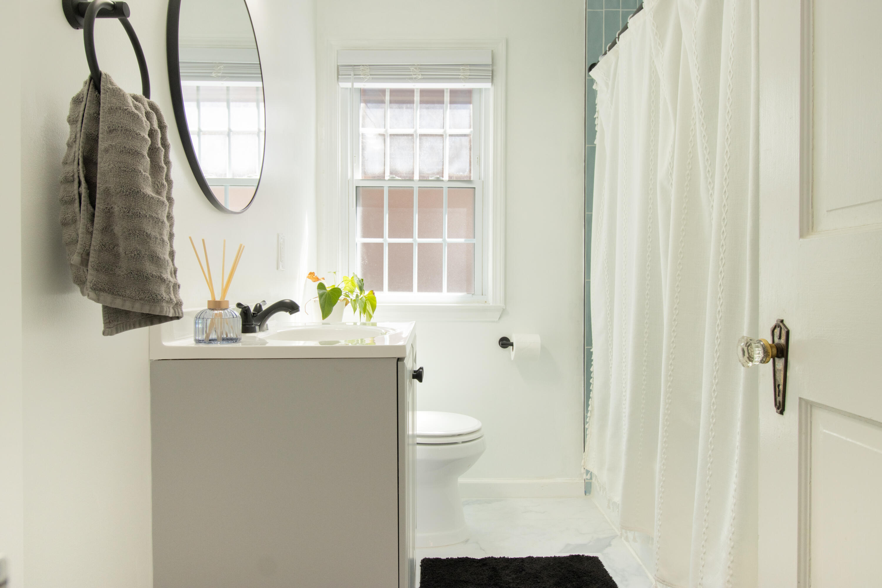 1840 Hampton Road Grosse Pointe Woods, MI 48236 - Photo 13 of 41 12-1840 BATHROOM_1