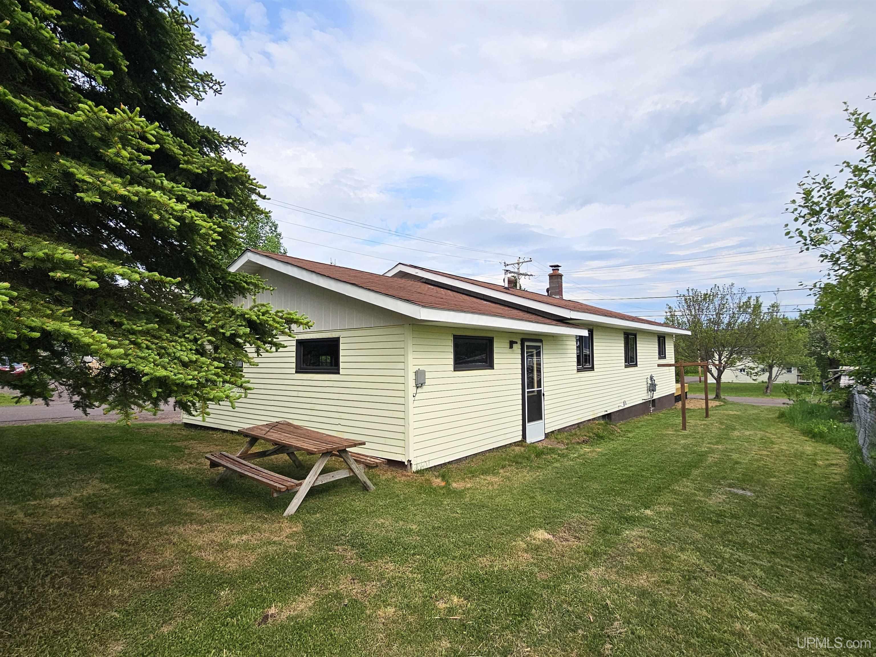 55823 Hancock Street Calumet, MI 49913 - Photo 4 of 16