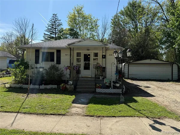 $100,000 | 808 Broadway Avenue, Owosso, MI 48867