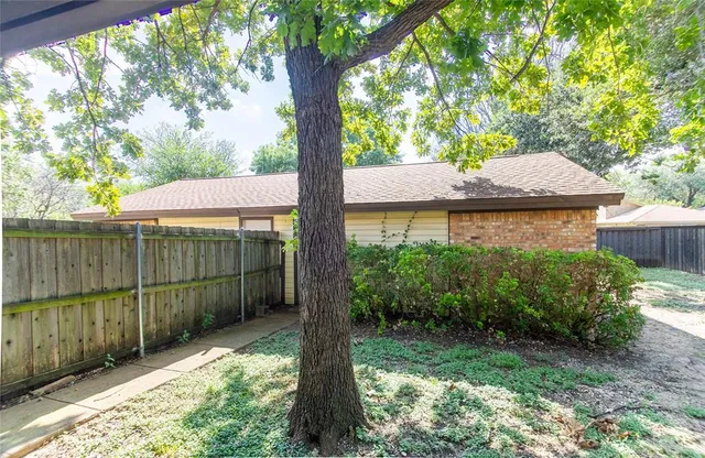 a view of a backyard