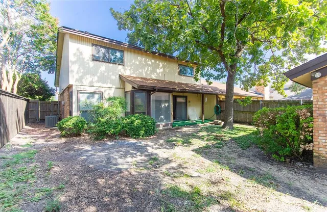 a view of a house with backyard and garden