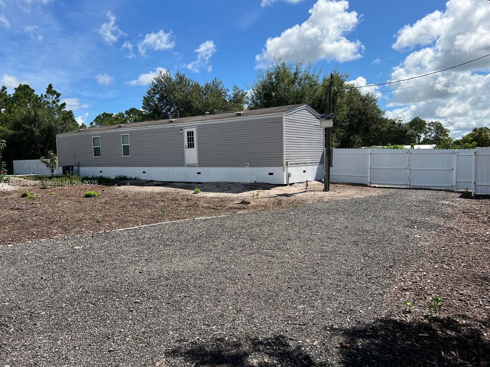 830 South Kennel Street Clewiston, FL 33440 - Photo 21 of 30 a view of outdoor space